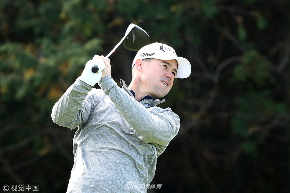 路易·乌修仁在九桥起伏的果岭上仔细观察推杆线路,其专注神情反映了果岭的极高难度。