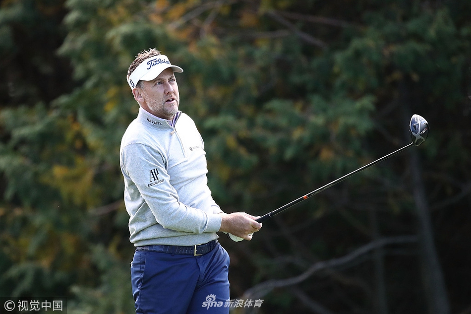 简森·戴伊在九桥球场著名的水景球洞开球,白色小球划过蓝天绿水构成一幅动感画面。