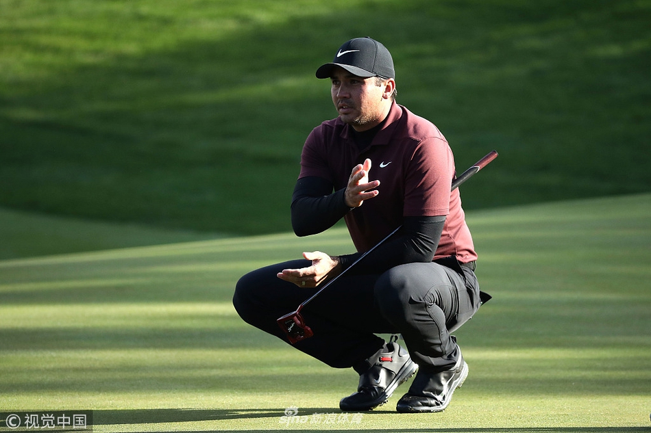 布莱恩·哈曼在沙坑中救球,沙坑边缘的深壁展示了九桥球场苏格兰风格沙坑的典型挑战。