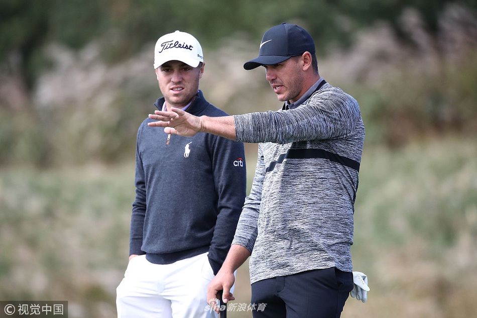 伊恩·保尔特在九桥蜿蜒的球道上精准攻果岭,背景是济州岛特有的火山地貌与葱郁森林。