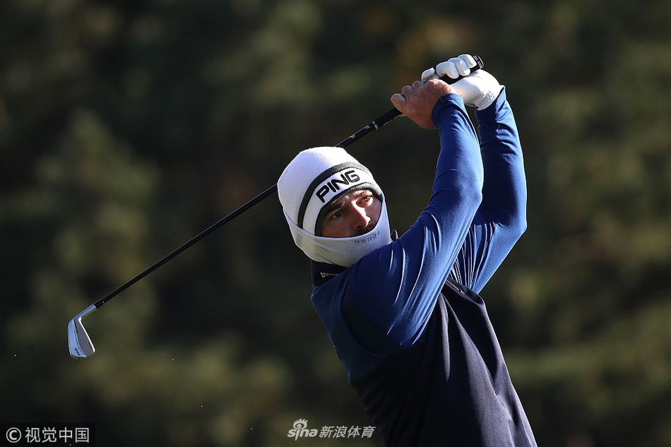 亚历克斯·诺伦在山地球洞奋力挥杆,动作舒展有力,身后是济州岛开阔壮丽的山野景观。