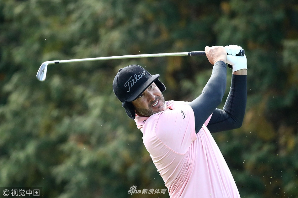 韩国济州岛九桥高尔夫俱乐部远景,球场与远山湖泊和谐相融,展现东方园林意境与西方球场设计的完美结合。