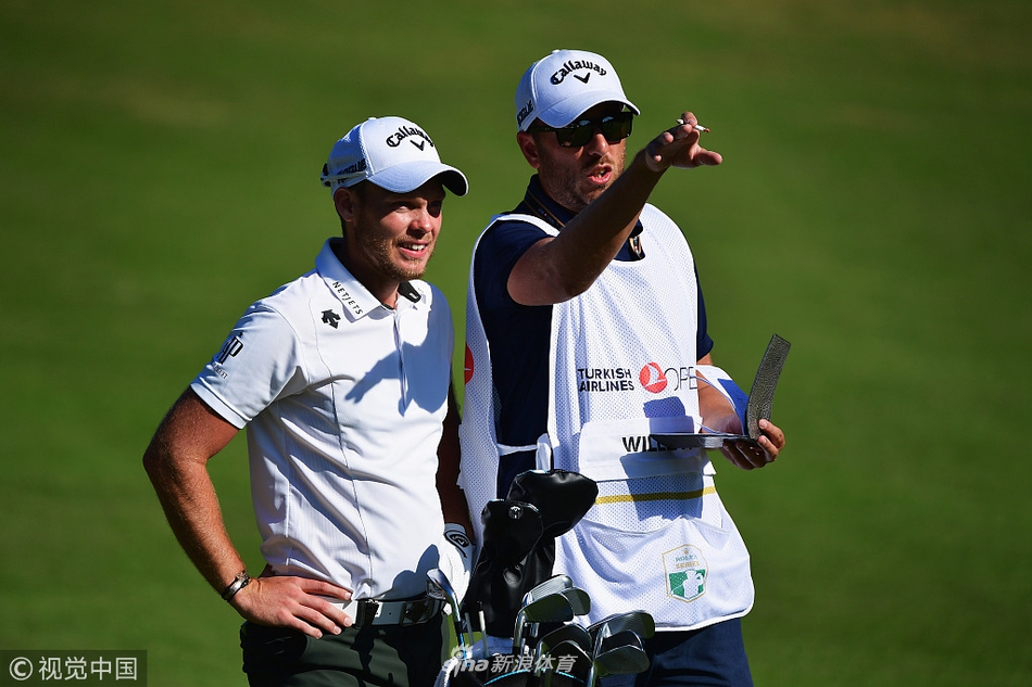 赛事紧张进行中，观众聚集在果岭周边聚精会神观看选手推杆