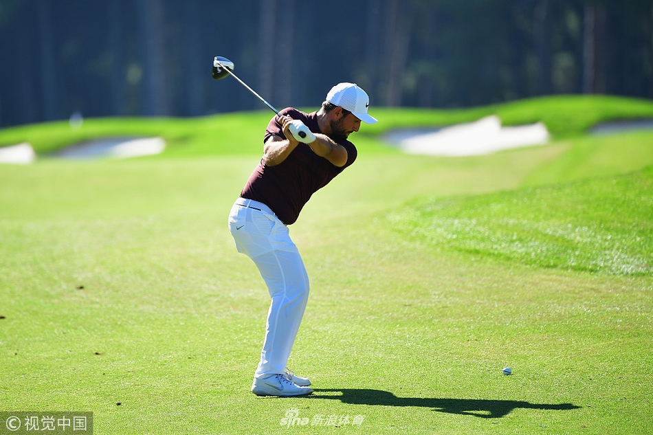 李昊桐完成一记漂亮击球后，脸上露出自信的笑容迎接观众掌声