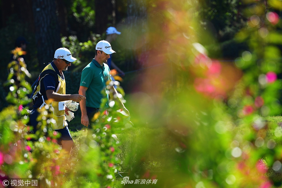 李昊桐第十洞神奇老鹰球回放瞬间，小球沿果岭斜坡滚向洞杯轨迹清晰可见