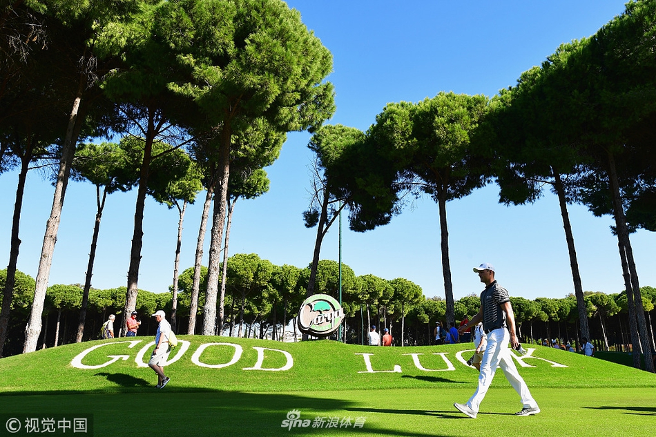 并列领先者贾斯汀·罗斯在比赛中观察球路，神情专注思考下一杆策略