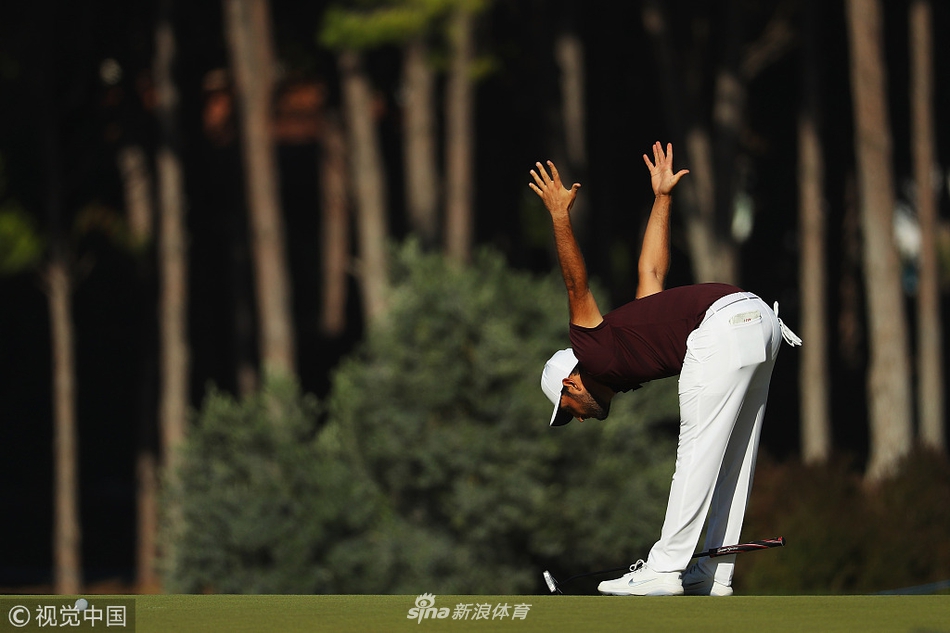 雷努姆卡利亚高尔夫水疗度假村风景如画的赛场全景，碧水沙坑相映成趣