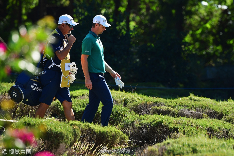 李昊桐在土耳其公开赛果岭上专注推杆，眼神坚定充满对胜利的渴望
