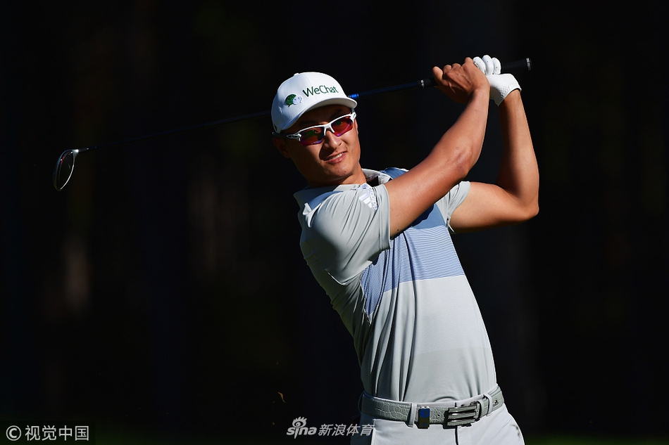 李昊桐与球童在球道上并肩前行，边走边讨论下一洞的比赛计划