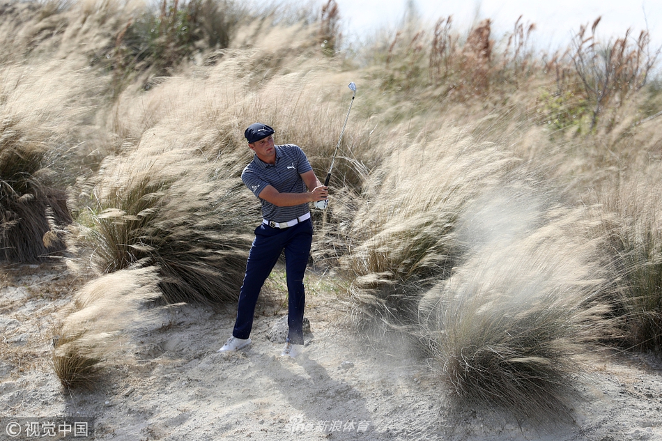 琼-拉姆全力挥杆,身形在阳光下勾勒出充满力量感的瞬间。