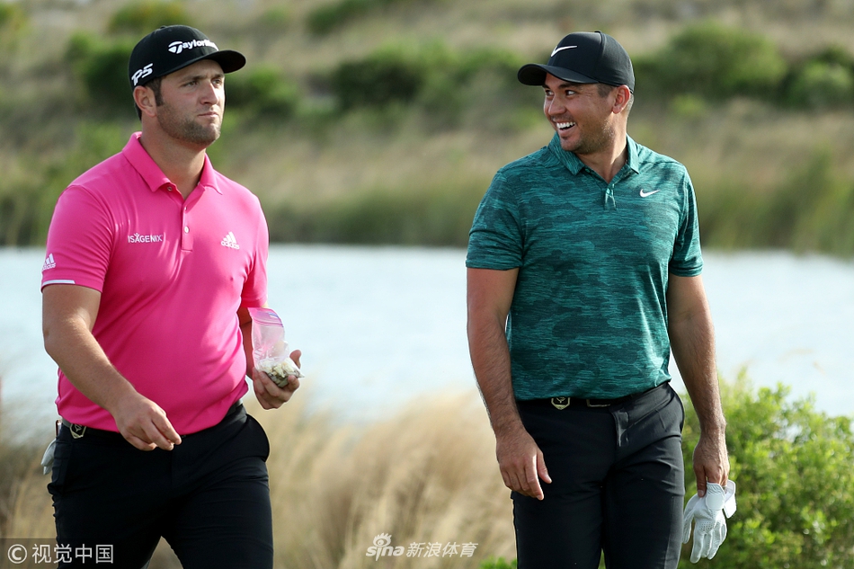 杰森-戴伊在果岭上仔细阅读推杆线路,目光中透露着思索与决心。