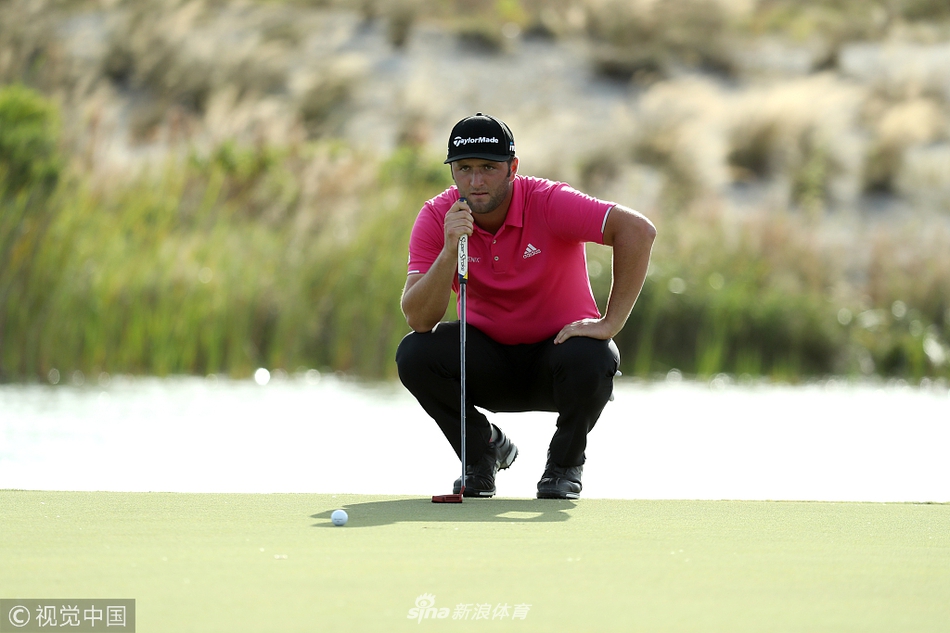 巴巴-沃森全力挥动一号木,粉红色杆头在空气中留下炫目轨迹。