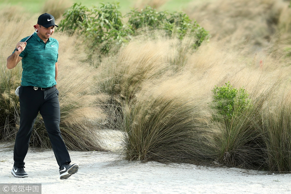 达斯汀-约翰逊与斯滕森同组前行,在球道上激烈角逐。