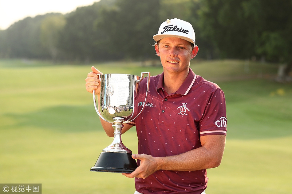 史密斯深情凝视并高举冠军奖杯，阳光洒落，奖杯与他眼中的光芒交相辉映