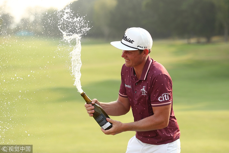 史密斯捧起奖杯深情一吻，表达对胜利的无比珍视与对这项运动的深切热爱