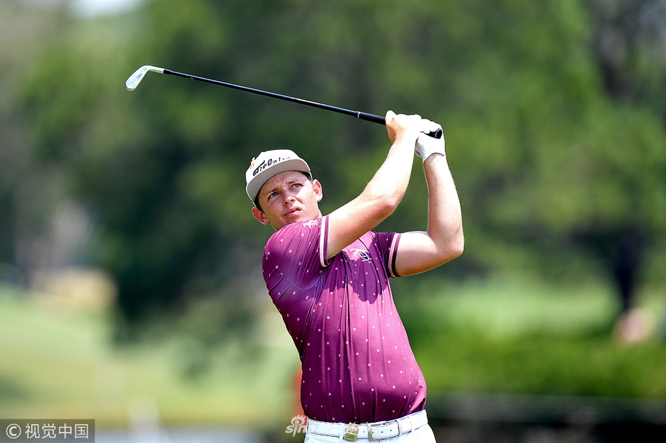 史密斯与团队在领奖台上共同庆祝，所有人手指向天，分享胜利的无上喜悦