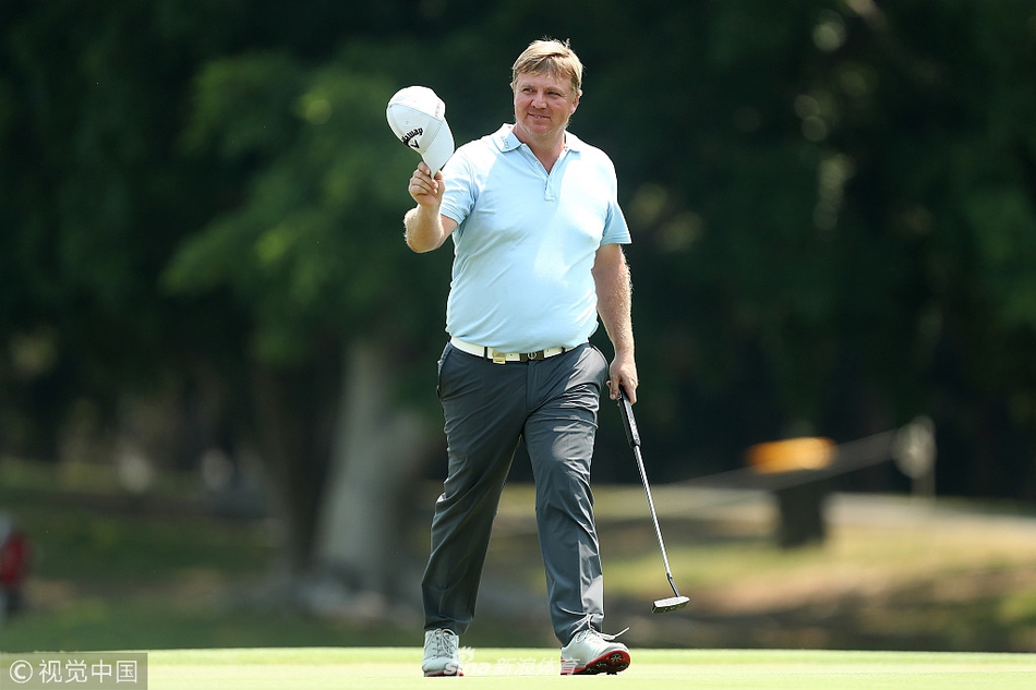 冠军的狂欢！史密斯用力喷洒香槟，金色酒液如雨般挥洒，庆祝气氛达到顶点