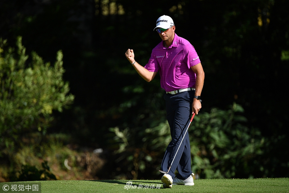 一名球员在夕阳的余晖中潇洒挥杆,球杆划出完美的弧线,小白球飞向远方