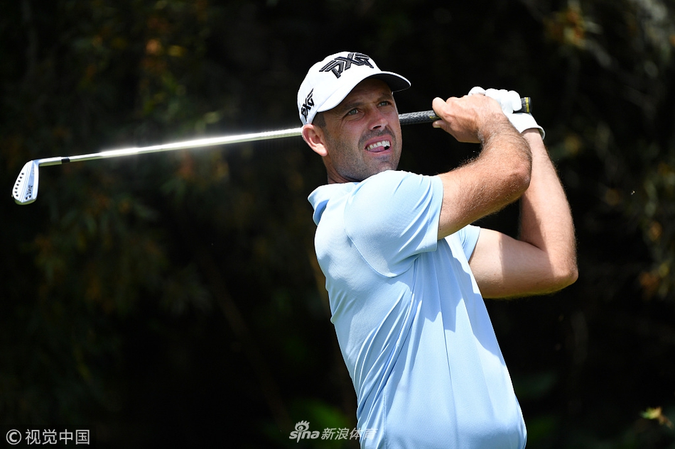 球员在沙坑中救球,沙粒飞扬瞬间展现出高超的短杆技术与临场应变能力