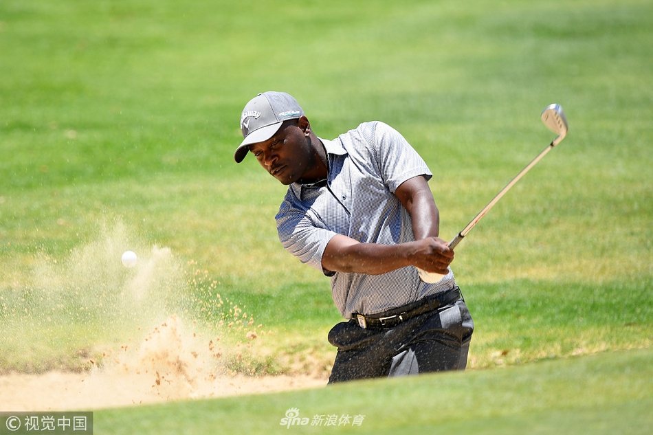 广阔的比赛球场绿意盎然,球道与天空在远处相接,构成一幅宁静而壮美的画卷