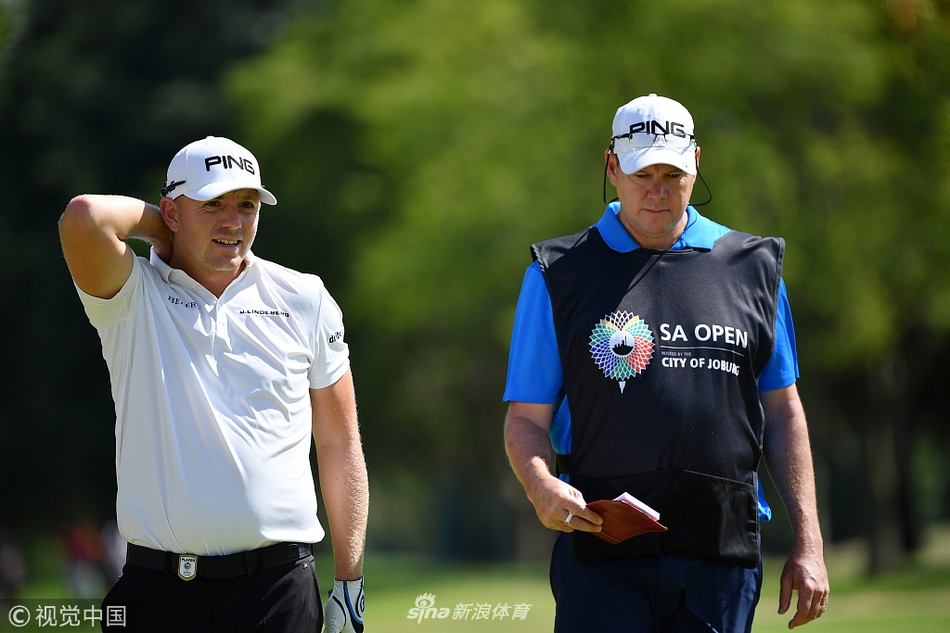 比赛间隙,球童与球员认真讨论下一洞的策略,体现了这项运动中团队合作的重要性