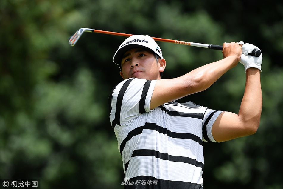 舒瓦泽尔全神贯注地凝视果岭,评估推杆线路,阳光为他自信的身影镀上金边