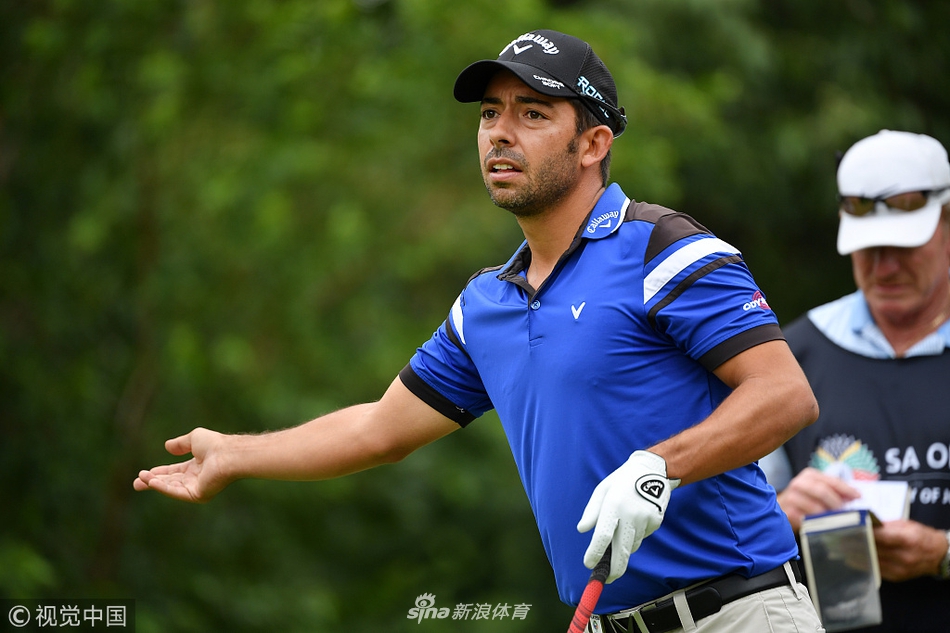 查尔·舒瓦泽尔在成功推入关键一推后,露出沉稳而满意的微笑,尽显大赛冠军风范