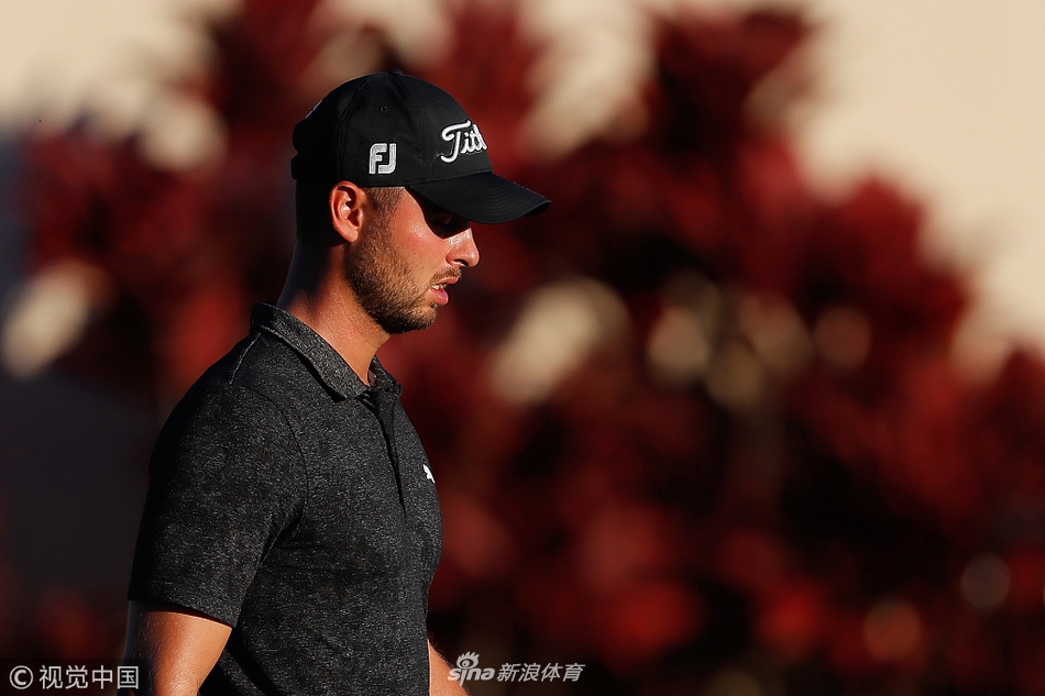 加拿大新星亚当·斯文森在索尼公开赛首轮比赛中，于第18洞果岭沉稳推击，目光坚定，最终以一记关键小鸟推锁定单独领先。