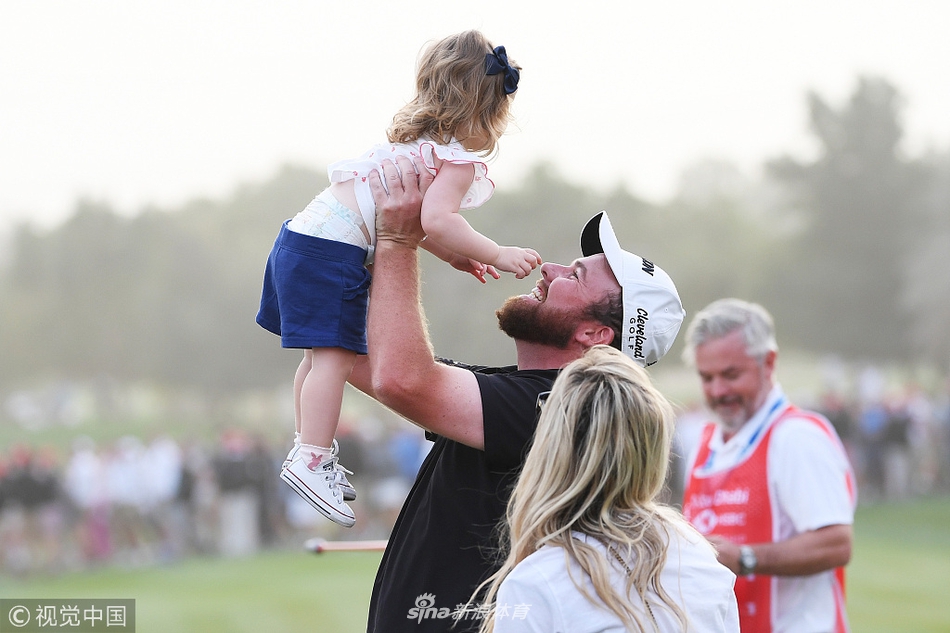 肖恩·劳瑞在第十八洞果岭凝视小鸟推,眼神专注而坚定