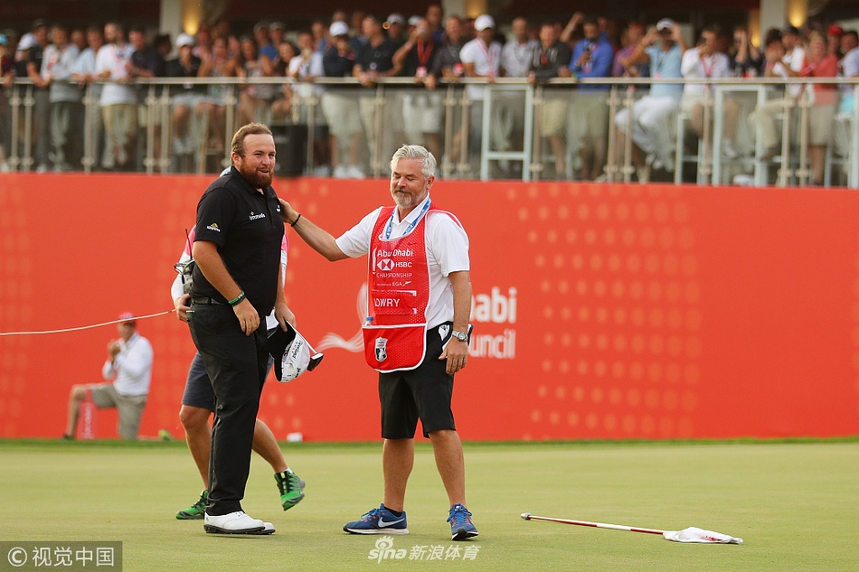 劳瑞与亚军理查德·斯特恩友好握手,展现体育精神