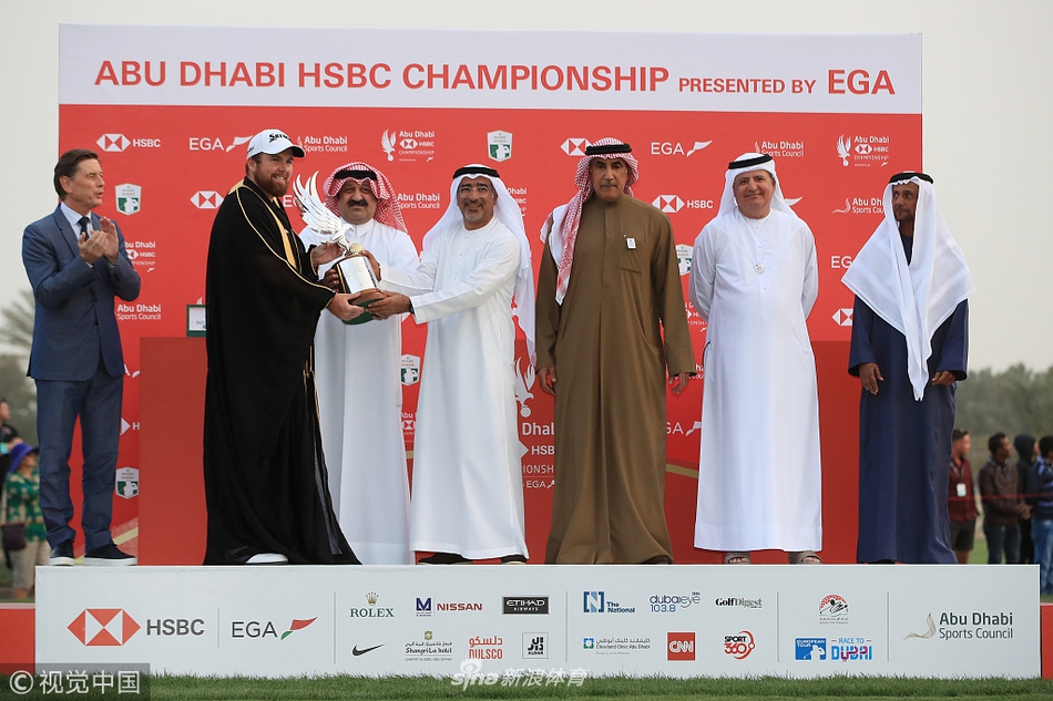 劳瑞在果岭边细心观察推击线路,神情严肃认真