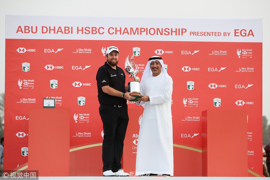 劳瑞向热情的支持者挥手致意,场面温馨动人