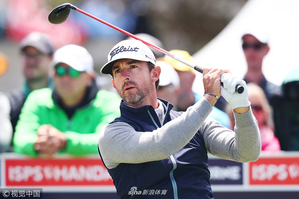 夕阳余晖洒在维克公开赛的记分牌上，清晰显示着领先者的名字与成绩，定格了第三轮比赛的紧张时刻。