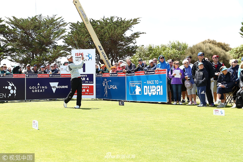 球员在开阔的球道上迎着风势准备击球，展示了林克斯高尔夫与自然力量对抗的经典场景。