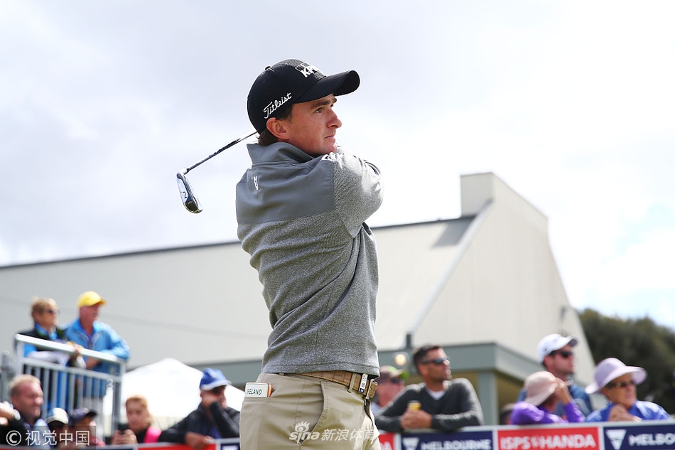 韦德·奥姆斯比在维克公开赛第三轮中专注挥杆，背景是澳大利亚独特的林克斯球场与变幻的天空。