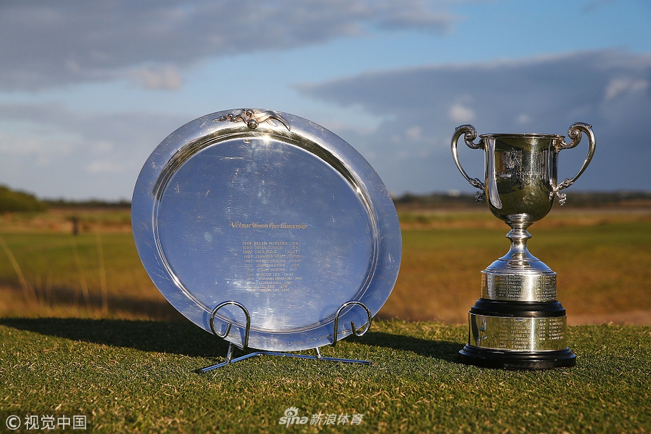 颁奖典礼上，熠熠生辉的冠军奖杯静待它的主人，象征着荣耀与整个赛事拼搏历程的顶峰。