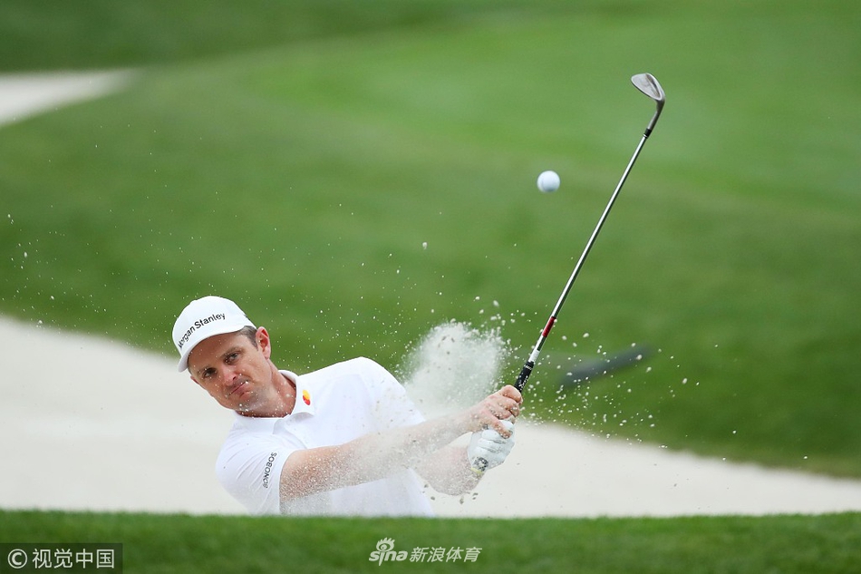 麦克罗伊大力开球，肌肉线条紧绷展现爆发性力量