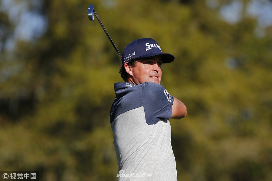 罗斯在球道上精准攻果岭，高尔夫绅士风范尽显