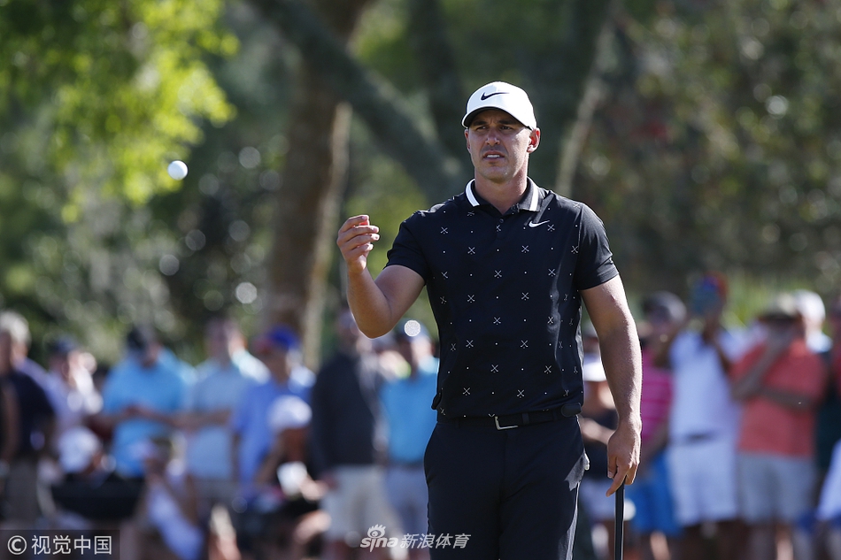 布拉德利推杆进洞后振臂欢呼，庆祝在球员锦标赛取得领先