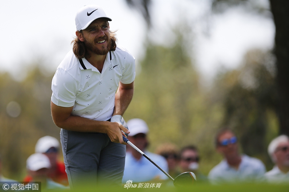 弗利特伍德在球员锦标赛首轮挥杆瞬间，身姿优雅充满力量