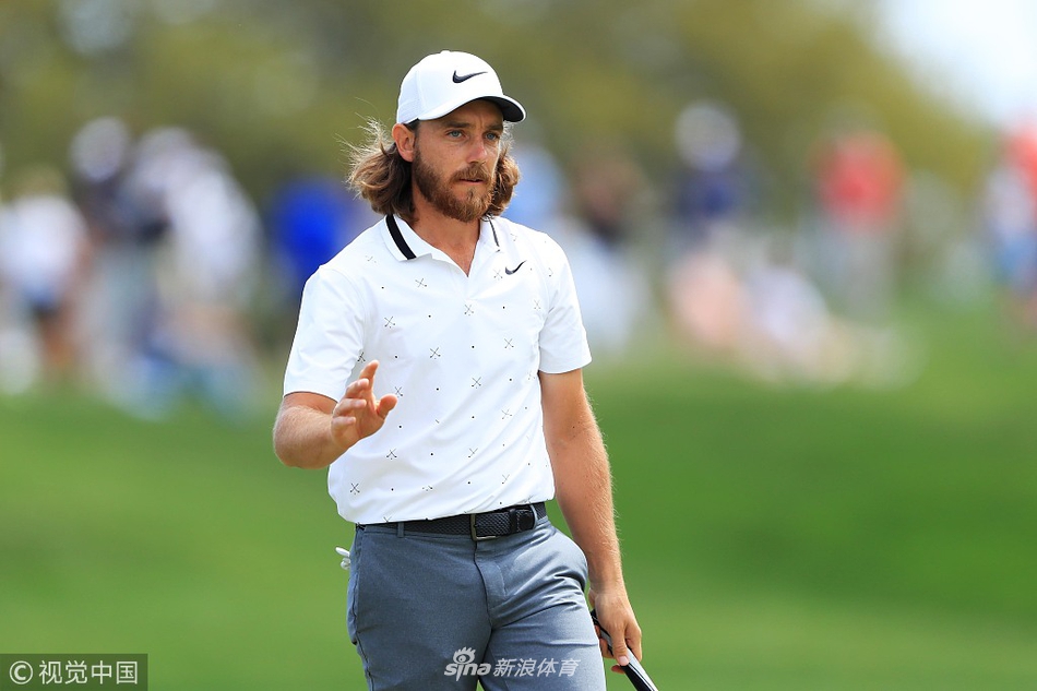 球员锦标赛现场氛围热烈，观众聚焦球员的每一次精彩击球