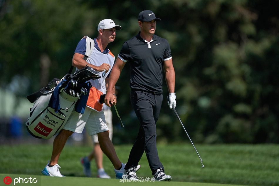 松山英树与同组球员在果岭上交流，露出难得的轻松笑容