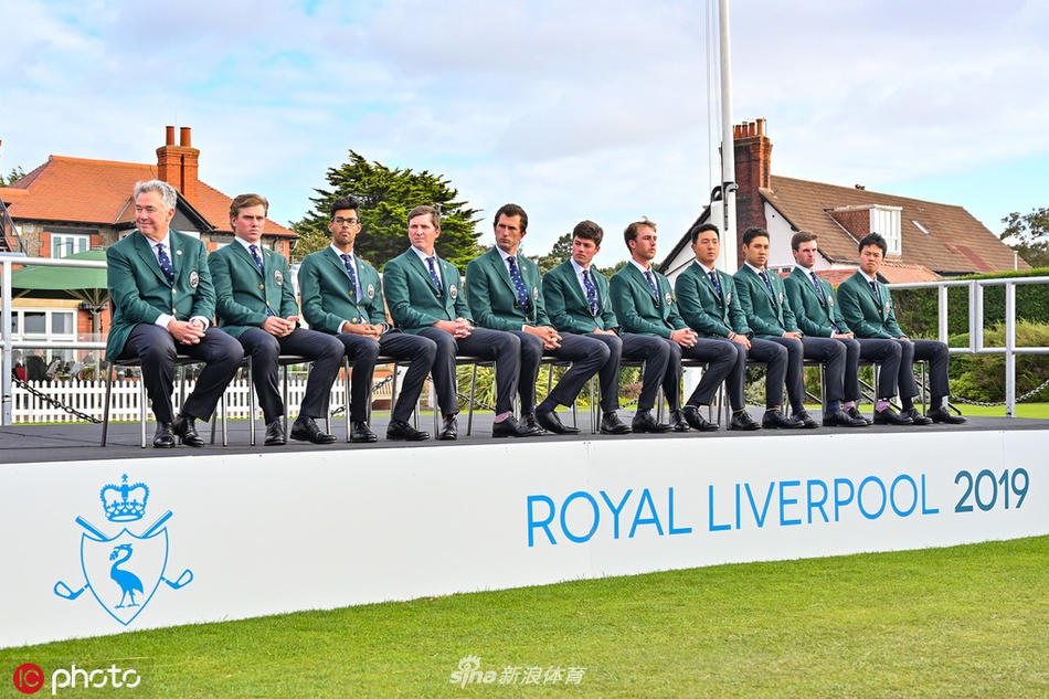 开幕式上，两队队员神情肃穆，身后是传承百年的沃克杯奖杯，闪耀着跨越时空的竞技之光。