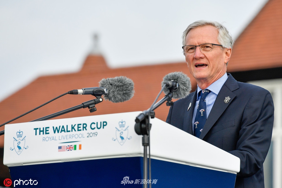 第18洞果岭旁，观众们屏息凝神，注视着决定胜负的最后一推，气氛紧张到了极点。