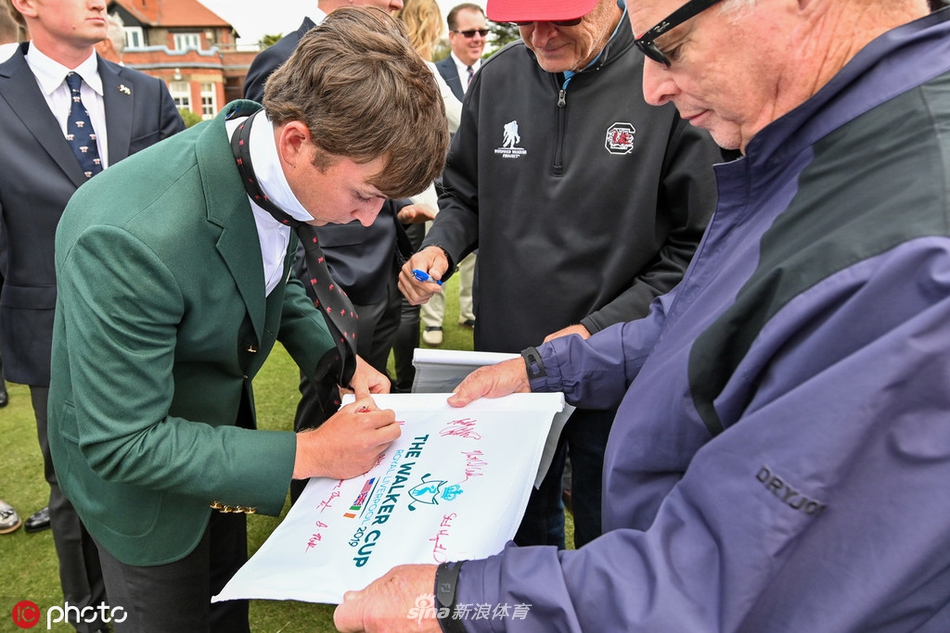 霍伊莱克晨光中，皇家利物浦球场的第一洞发球台静静矗立，等待着即将到来的巅峰对决。
