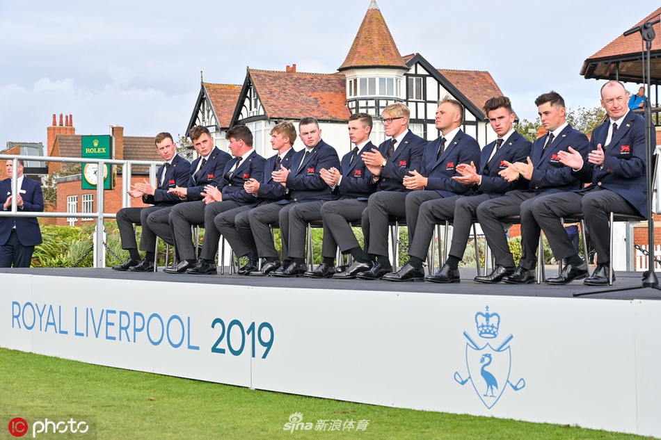 美国队长纳撒尼尔·克罗斯比与队员围聚战术板前，进行赛前最后的部署，眼神中充满对胜利的渴望。