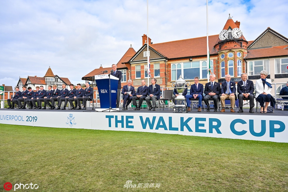 夕阳余晖洒在球道沙坑上，一名球员正在审慎处理困难球位，展现了业余赛事中毫不逊色的专业水准。