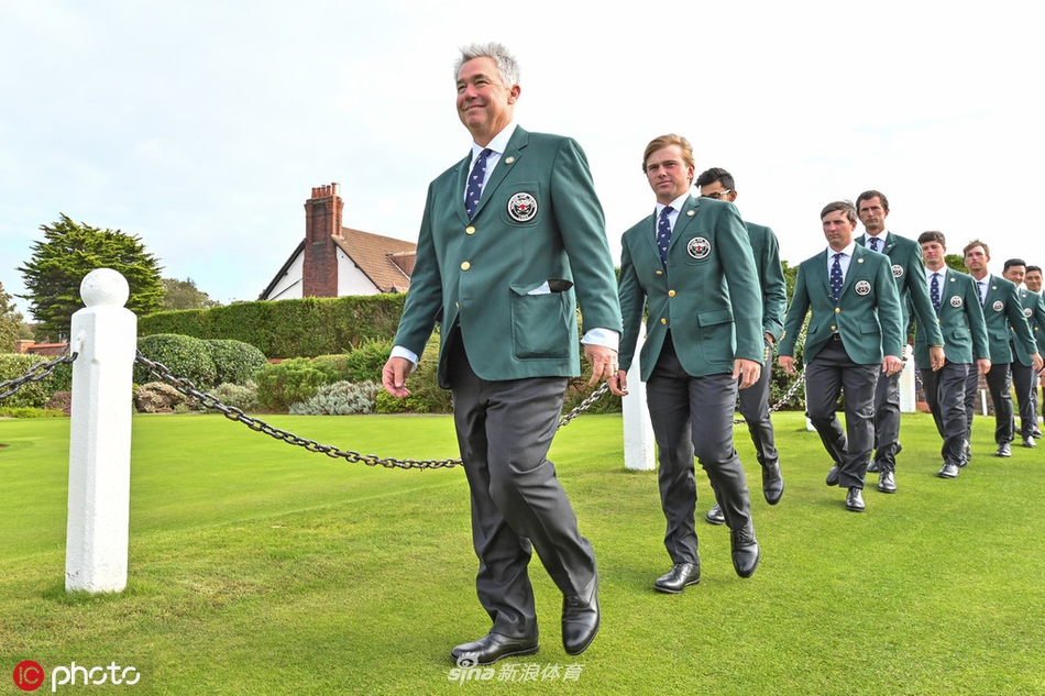 英爱联队队员身着传统深蓝色服装，在练习果岭上专注推击，沉着冷静中透露出主场作战的决心。