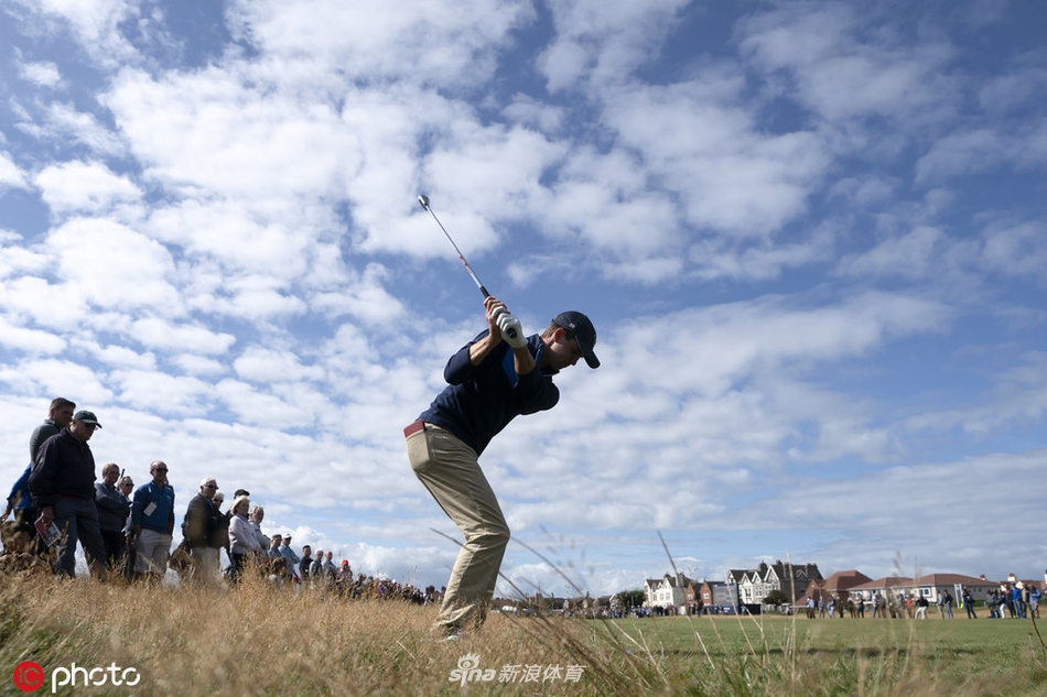 观众们聚集在经典的皇家利物浦沙坑旁，全神贯注地观看精彩对决。