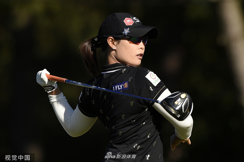 韩国球员许美贞在观众注视下优雅推击，赛场氛围紧张而安静，唯有小白球滚动的轨迹牵动人心